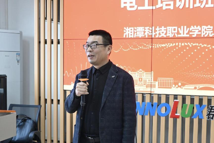 8e73f8da5a9b47a8ada7cd6e45ef1dbd.png 刘志坚1.png